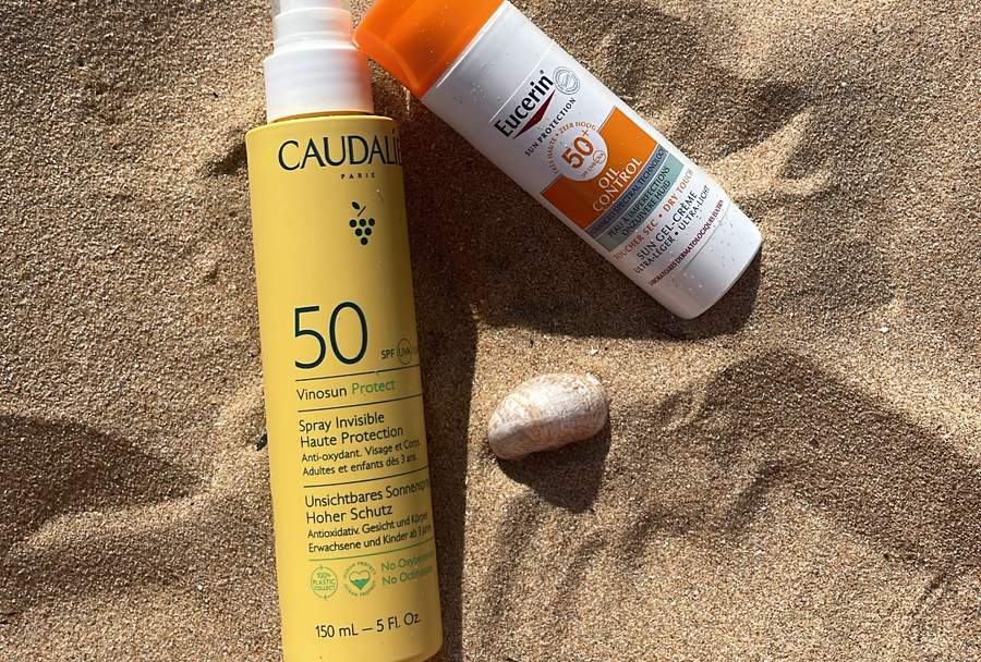 Crèmes solaires sur le sable