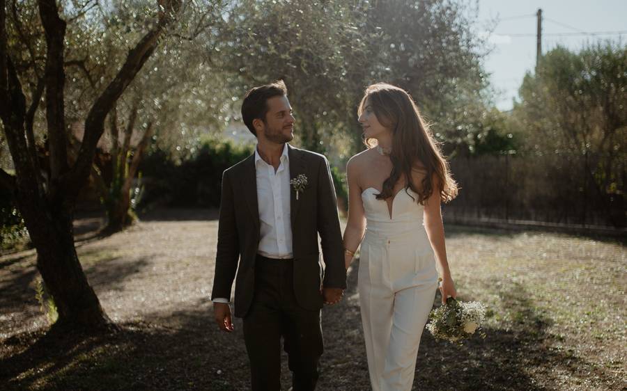 Couple de mariés sous les oliviers