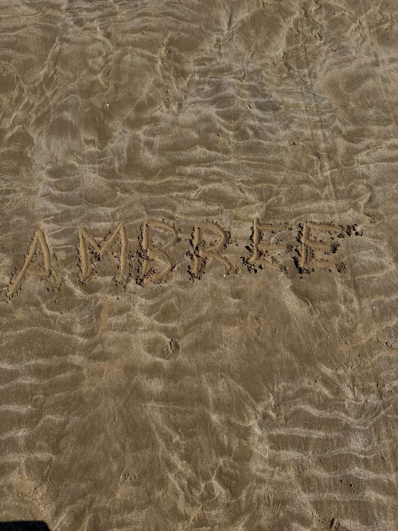 Ambree écrit dans le sable